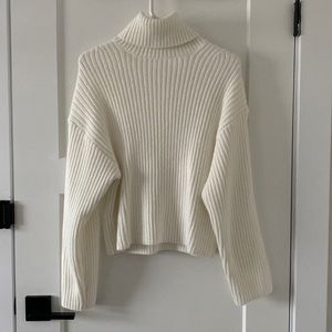 BNWT H&M turtle neck sweater ✨